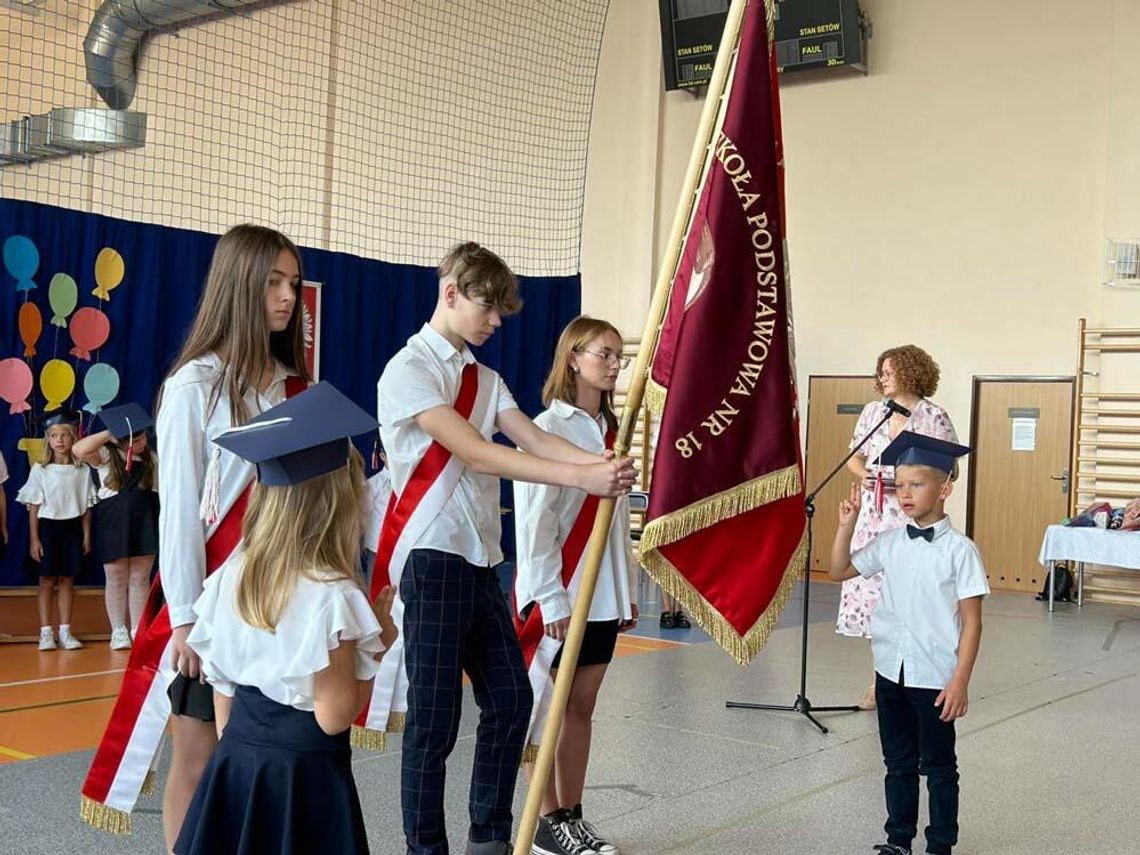 Prawie cztery tysiące uczniów rozpoczęło naukę w kędzierzyńskich szkołach podstawowych. Uroczysta inauguracja nowego roku w Cisowej