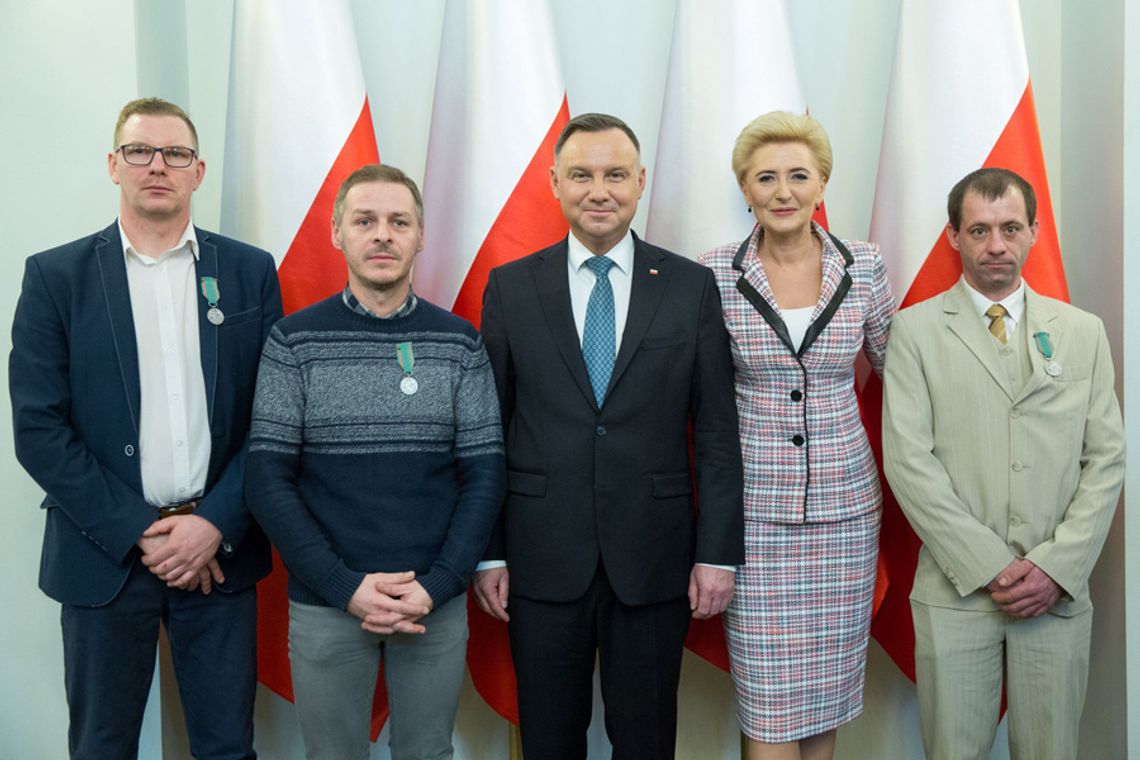 Prezydent Andrzej Duda odznaczył bohaterów, którzy ruszyli na pomoc ofiarom wybuchu w kamienicy