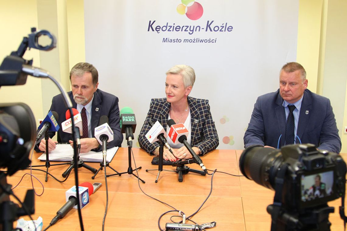 Prezydent i wiceprezydenci zrzekają się mandatów. Kto wejdzie za nich do rady?