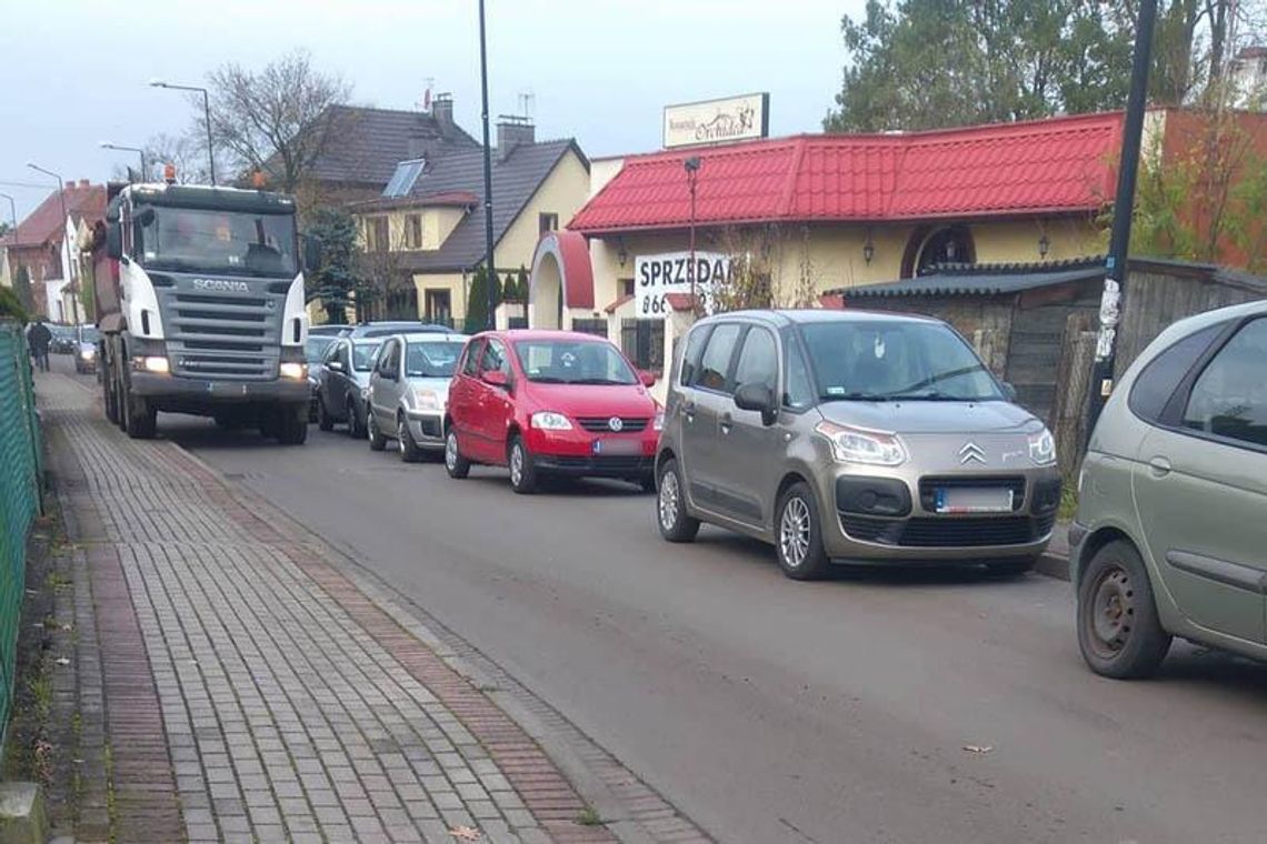 Problem przy cmentarzu Kuźniczka. Ciężarówki z rozbudowy przepychają się zatłoczonymi uliczkami