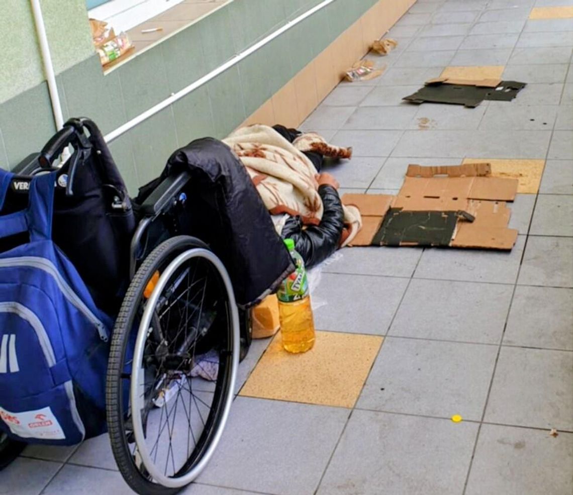Problem z bezdomnym pod przychodnią przy Harcerskiej rozwiązany. Niepełnosprawny mężczyzna trafił do schroniska