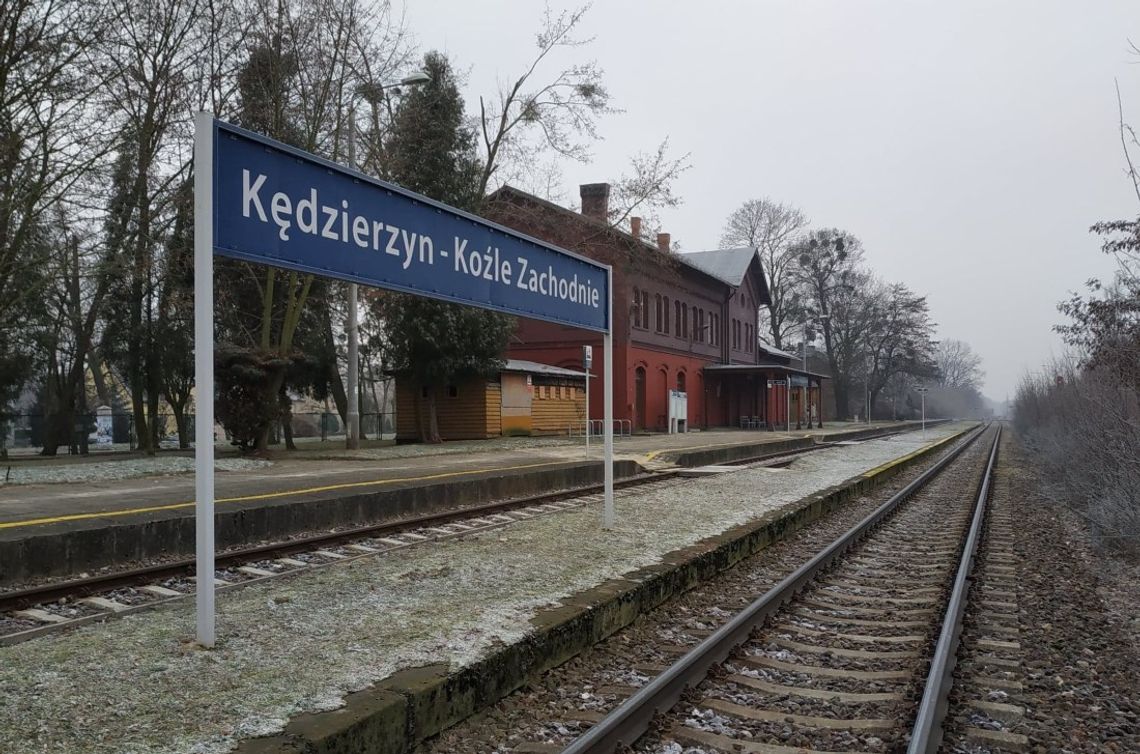 Problemy na trasie z Kędzierzyna-Koźla do Jeleniej Góry. Zamiast pociągu pasażerów zabrał autobus