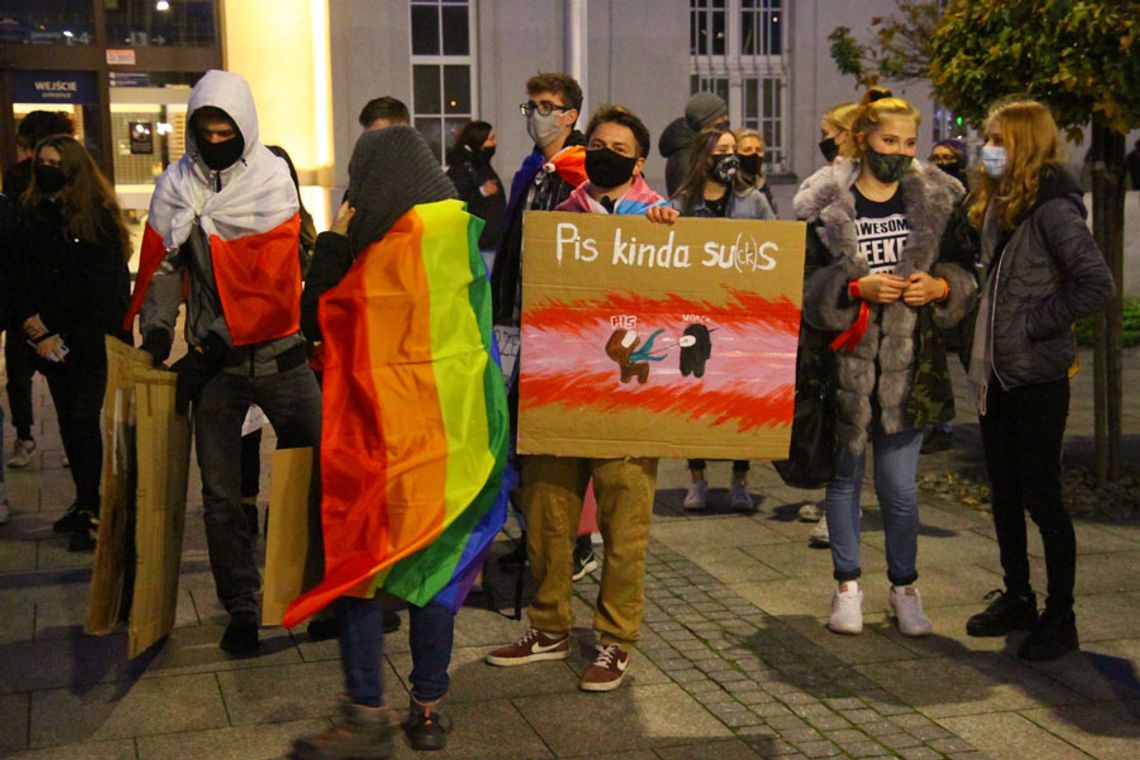 Protest liczny i głośny, ale spokojny. Marsz kobiet przeszedł przez miasto. WIDEO i ZDJĘCIA