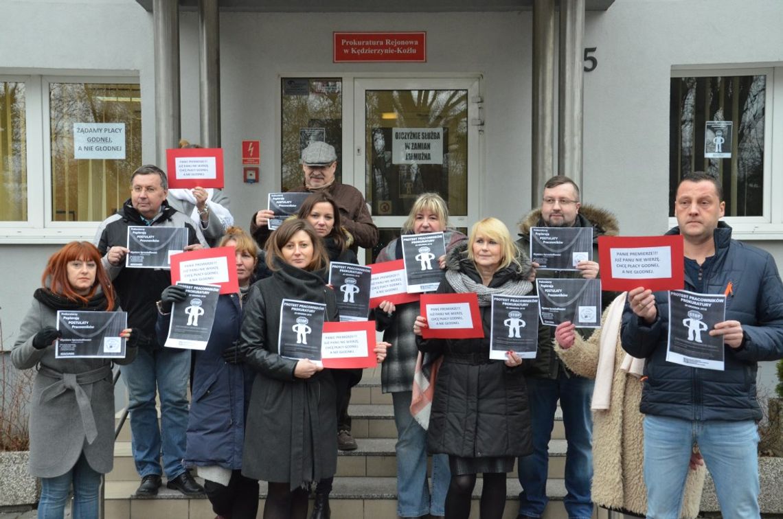 Protest w kozielskiej prokuraturze. Pracownicy domagają się podwyższenia płac