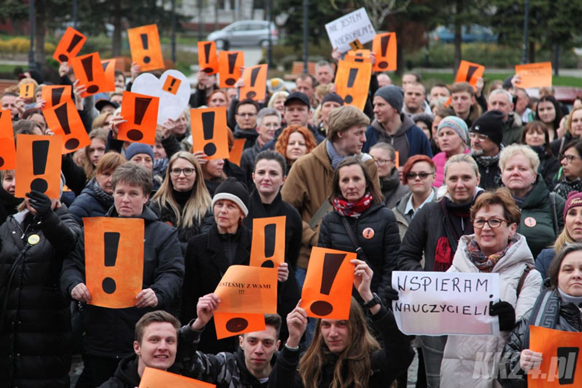 Protestujący nauczyciele skrzyknęli się na placu Wolności. "Nie jestem nierobem!"