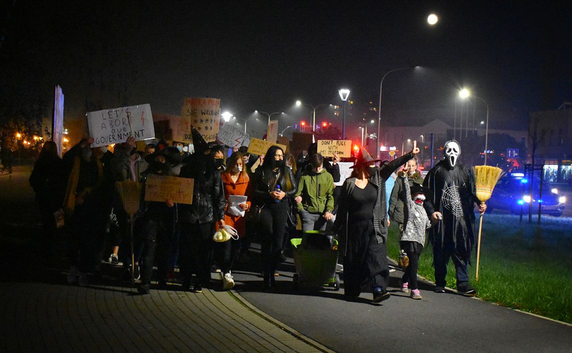 Protestujący wrócili na ulice Kędzierzyna-Koźla. Niektórzy idą w przebraniu halloweenowym