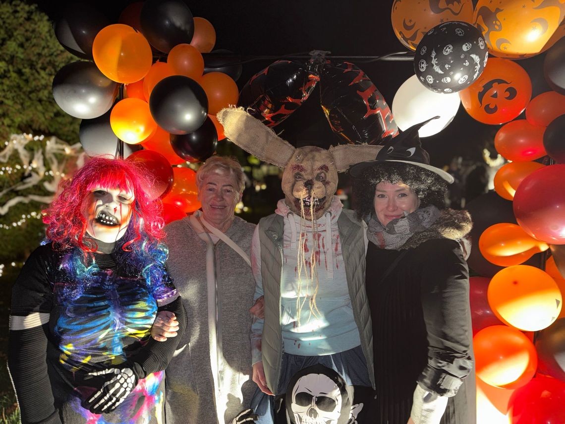 Przebierańcy, gorąca zupa dyniowa i mroczna atmosfera. Halloweenowe ognisko na osiedlu Kuźniczka