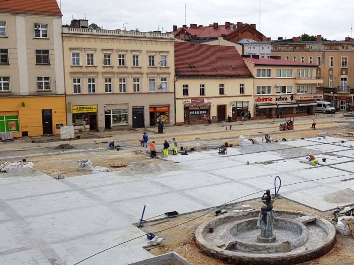 Przebudowywany Rynek w Kędzierzynie-Koźlu nabiera kształtów. Zobaczcie zdjęcia