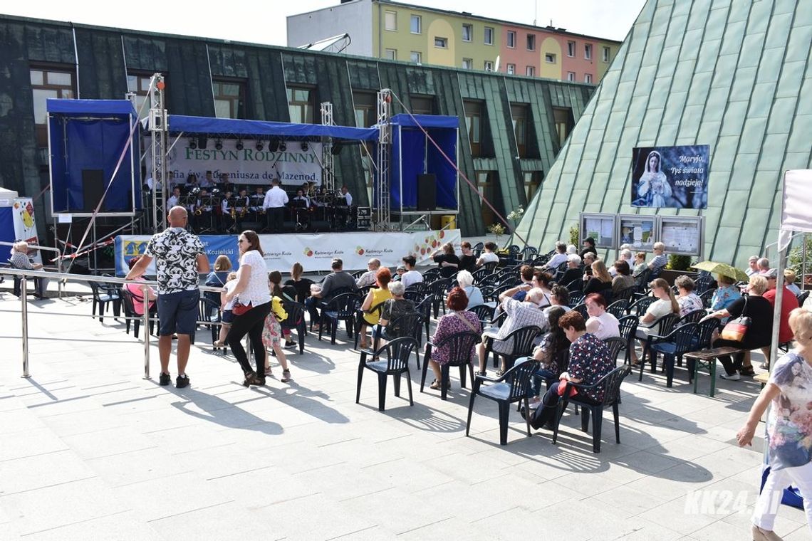 Przed kościołem na Pogorzelcu odbył się festyn rodzinny i Powiatowy Dzień Rodzicielstwa Zastępczego