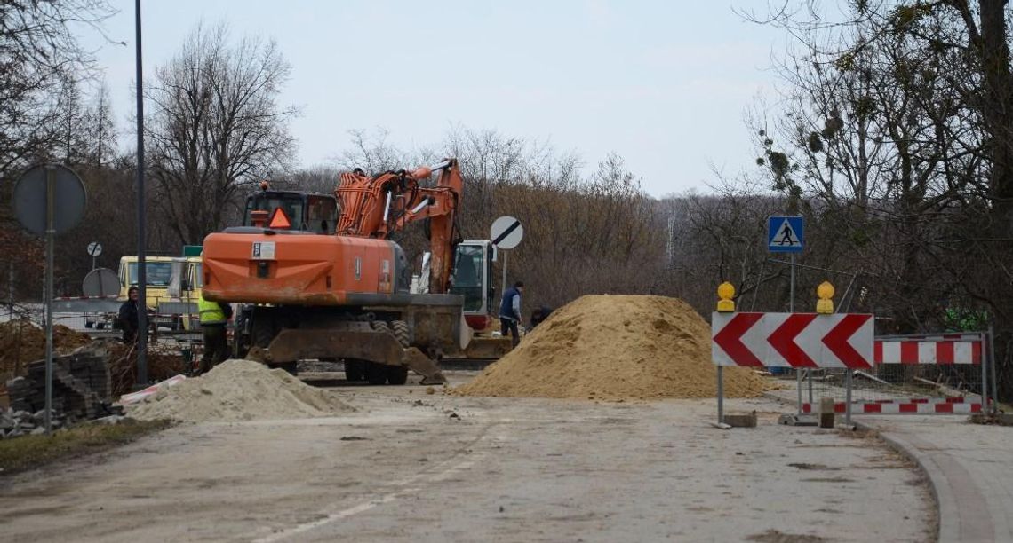 Przedłuża się całkowite zamknięcie drogi z Koźla do Większyc. Kierowcy muszą uzbroić się w cierpliwość