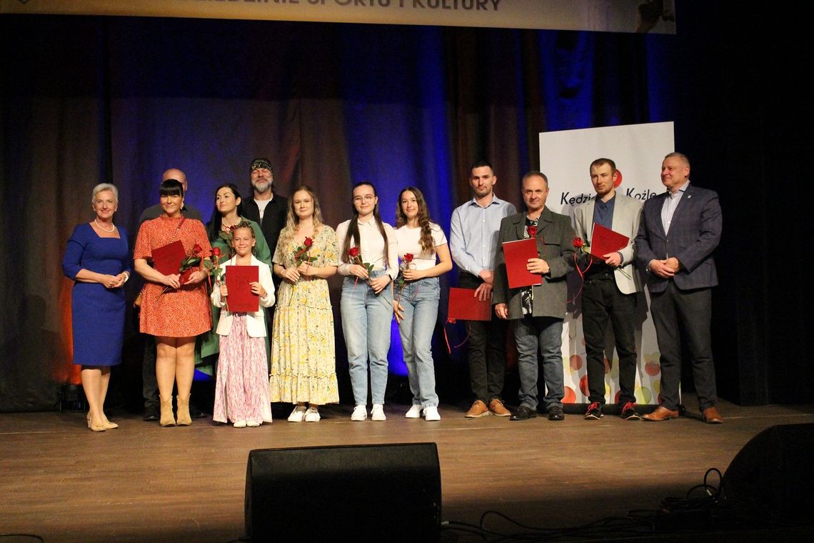 Przedstawiciele środowisk artystycznych i sportowych z nagrodami prezydenta Kędzierzyna-Koźla