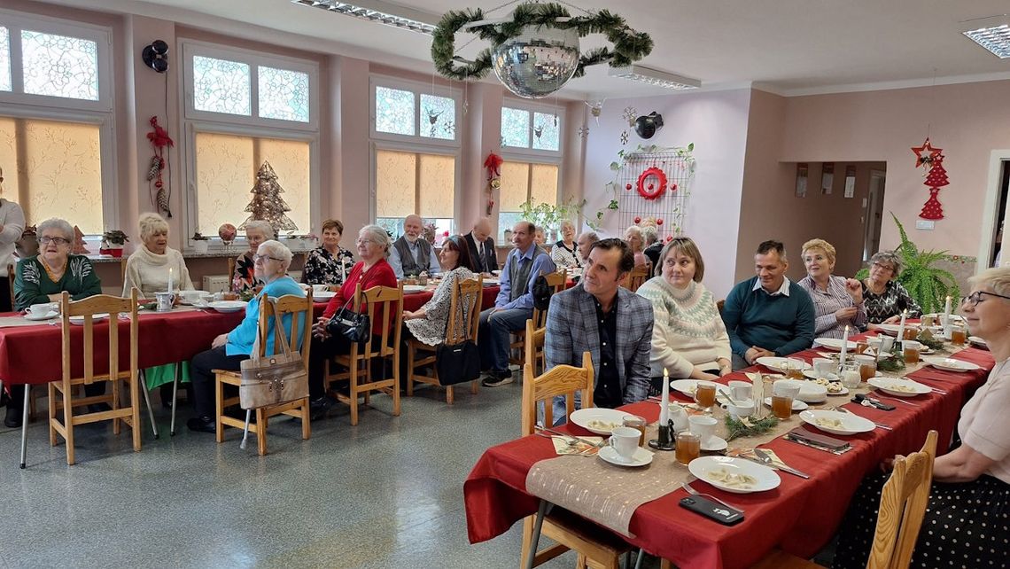 Przedświąteczne spotkania seniorów z domów dziennego pobytu "Radość" i "Wrzos". ZDJĘCIA