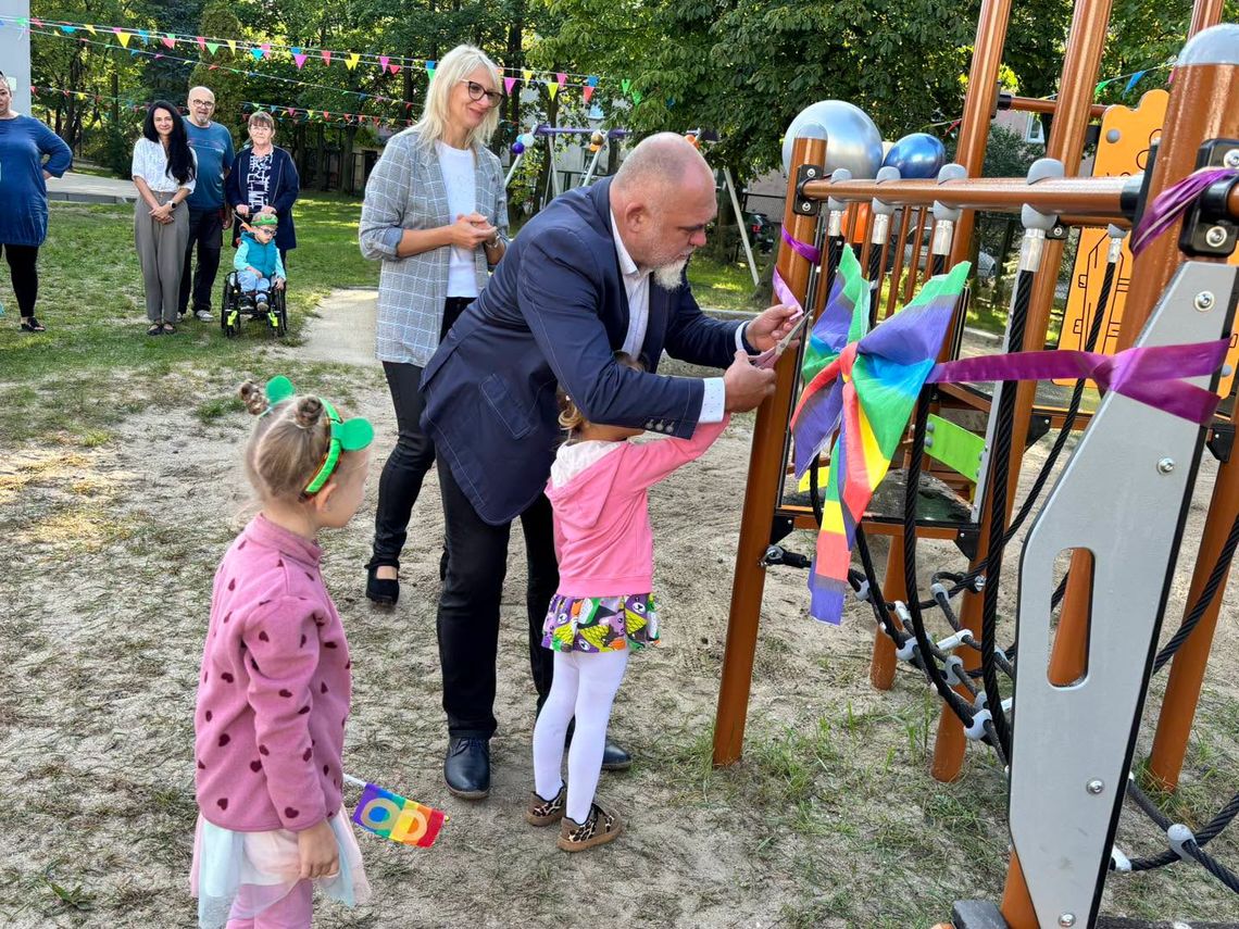 Przedszkolaki dostały nowy plac zabaw. Taki prezent to marzenie każdego dziecka. ZDJĘCIA Przedszkolaki dostały nowy plac zabaw. Taki prezent to marzenie każdego dziecka. ZDJĘCIA