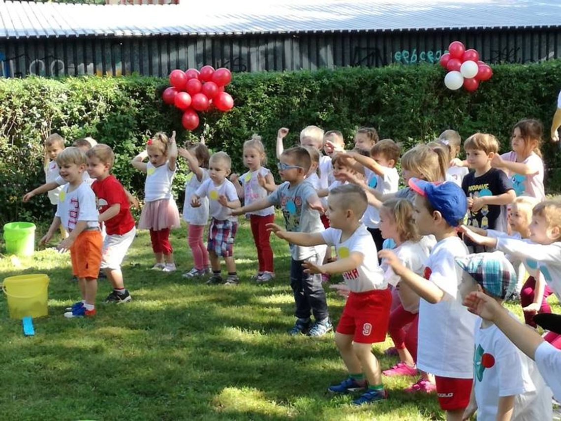 Przedszkolaki na sportowo uczciły 100-lecie odzyskania niepodległości. ZDJĘCIA