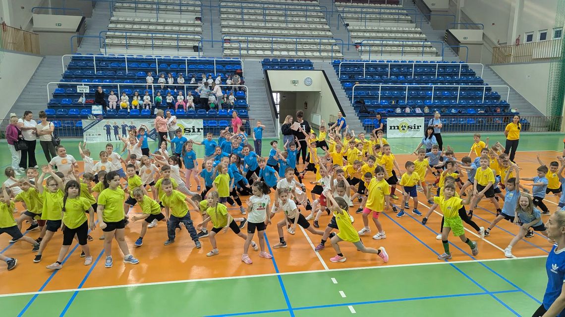 Przedszkolaki rywalizują na boisku. XIII „Dziewiątka Cup” w hali sportowej „Śródmieście”