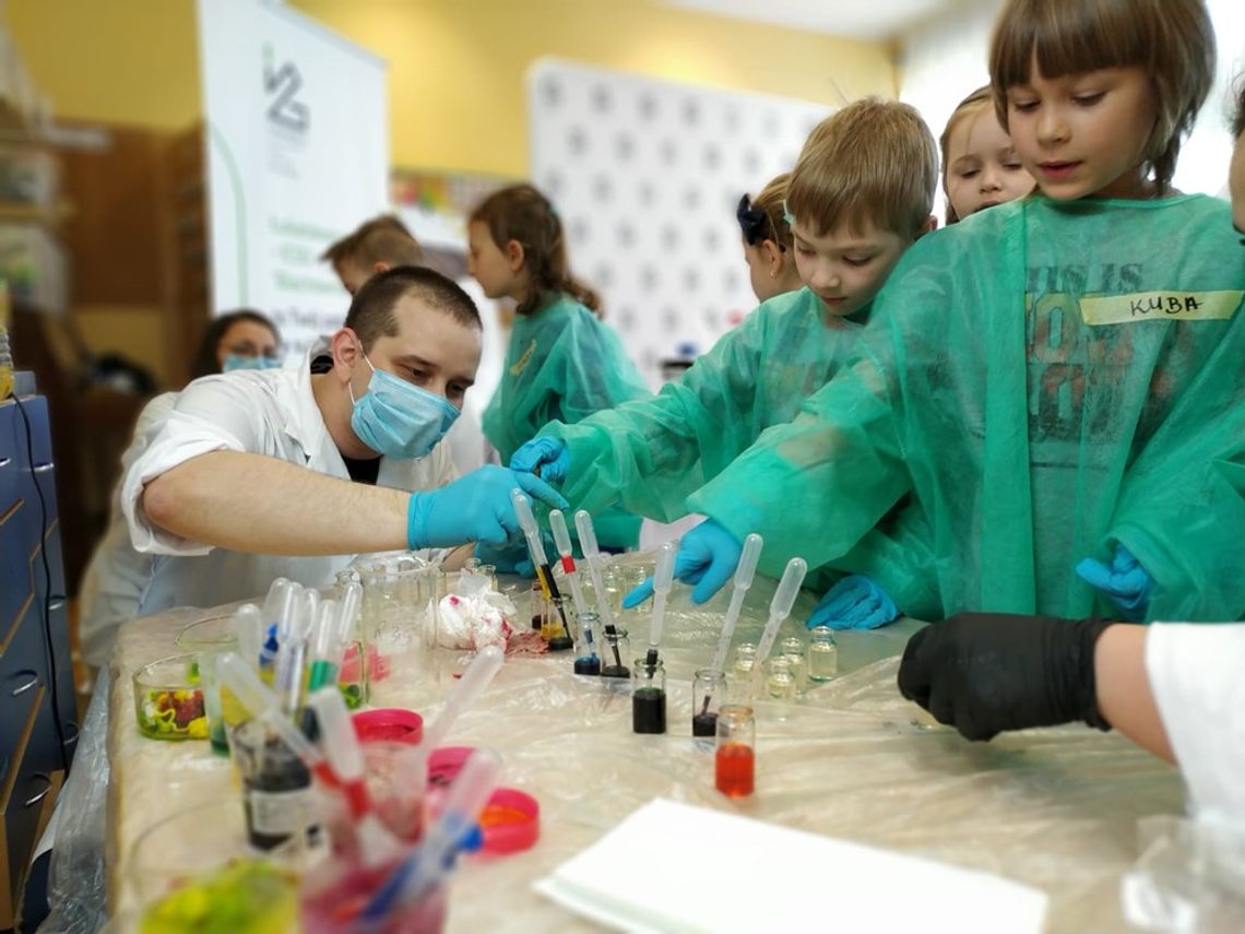 Przedszkolaki w świecie chemicznych eksperymentów. Naukowcy z Łukasiewicz- ICSO "Blachownia" odwiedzili "Niezapominajkę"