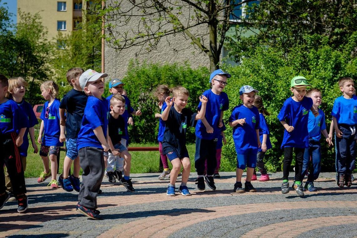 Przedszkolaki z „Niezapominajki” na sportowo uczciły Święto Optymizmu. ZDJĘCIA