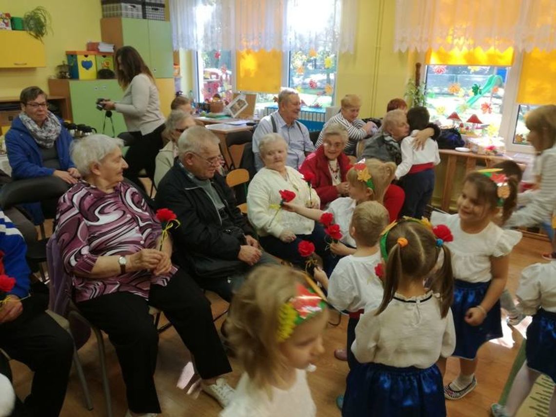 Przedszkolaki zaprosiły do siebie seniorów z domu dziennego pobytu