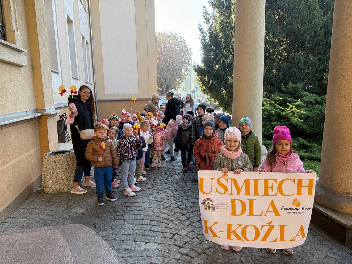 Przedszkolaki zarażały uśmiechem, spacerując ulicami Kędzierzyna-Koźla. Obchody Światowego Dnia Uśmiechu