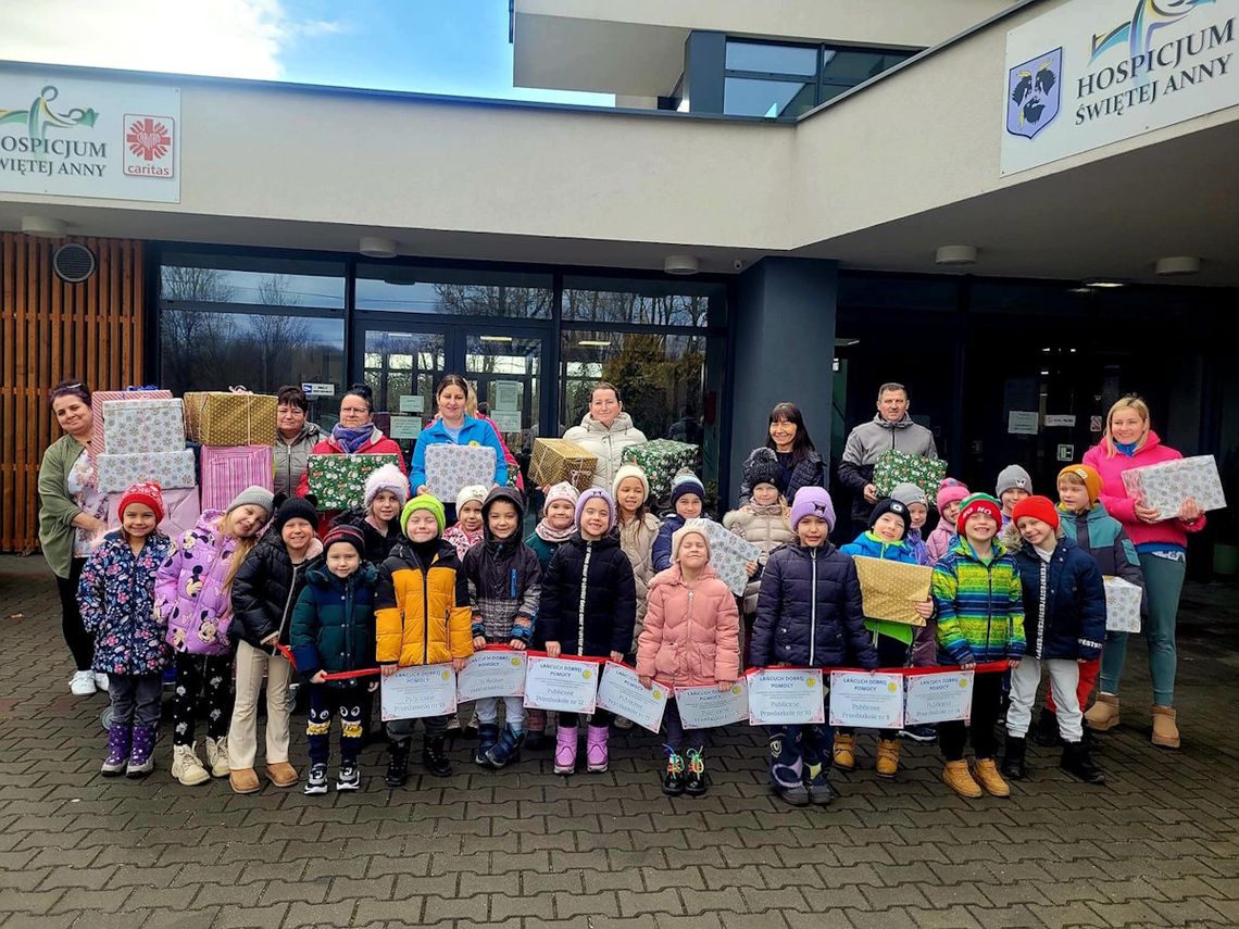 Przedszkolaków połączył „Łańcuch Dobrej Pomocy”. Maluchy zebrały dary dla hospicjum w Kłodnicy Przedszkolaków połączył „Łańcuch Dobrej Pomocy”. Maluchy zebrały dary dla hospicjum w Kłodnicy