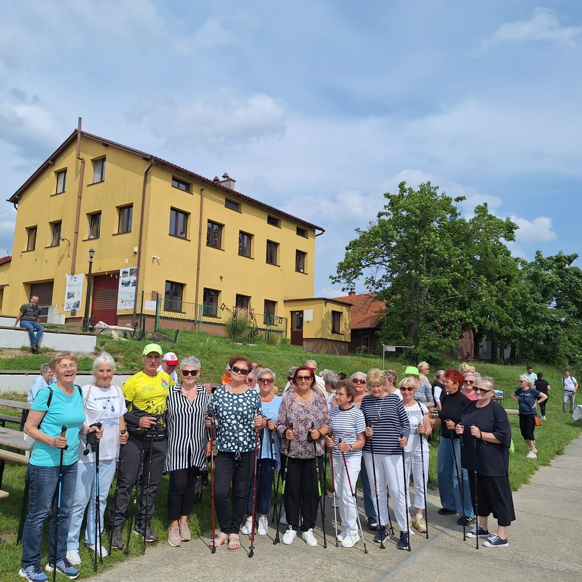 Przemarsz z kijkami albo spływ kajakowy. Seniorzy z Kędzierzyna-Koźla wzięli udział w imprezie integracyjnej