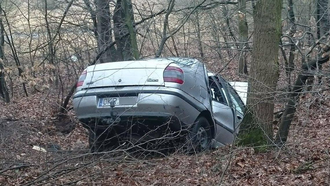 Przerwana podróż fiatem. Chwila nieuwagi zakończyła się lądowaniem w rowie