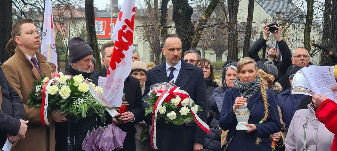 Przeszli pod pomnik Jana Pawła II. W kędzierzyńskim marszu wziął udział poseł Janusz Kowalski
