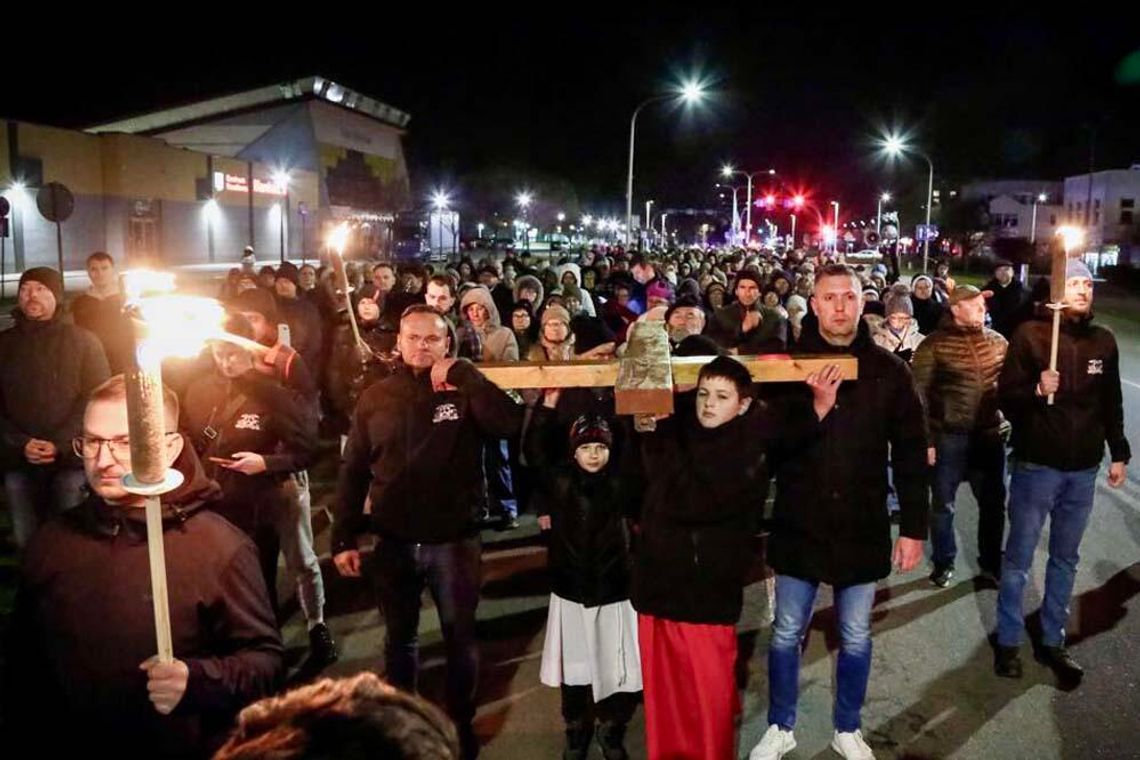 Przeszli ulicami Kędzierzyna-Koźla z krzyżem i ogniem. Droga krzyżowa połączyła parafie Przeszli ulicami Kędzierzyna-Koźla z krzyżem i ogniem. Droga krzyżowa połączyła parafie