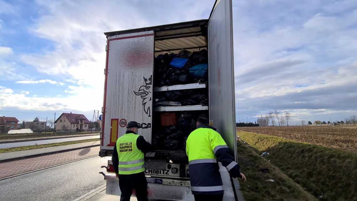 Przez Reńską Wieś jechała nieoznakowana ciężarówka z odpadami. Była pełna zużytych ubrań