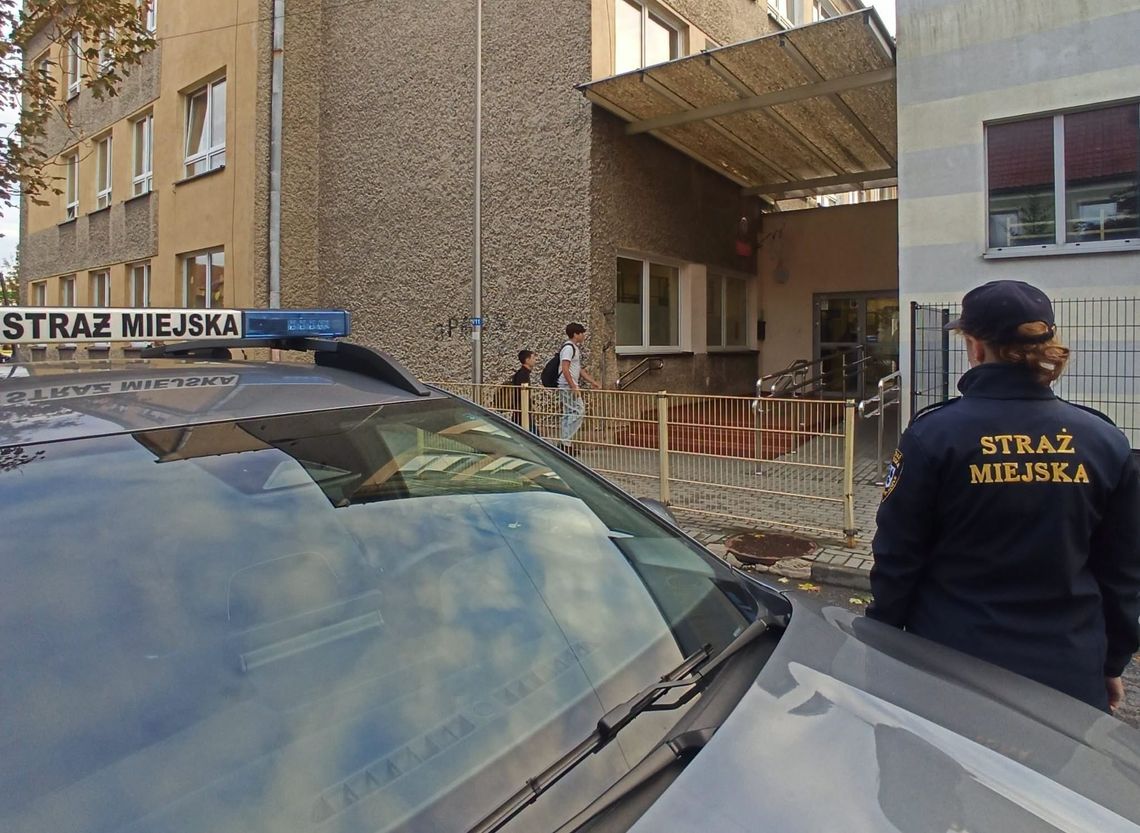 Przy szkołach widać także strażników miejskich. Wszyscy dyrektorzy zwołani na naradę z władzami i policją Przy szkołach widać także strażników miejskich. Wszyscy dyrektorzy zwołani na naradę z władzami i policją