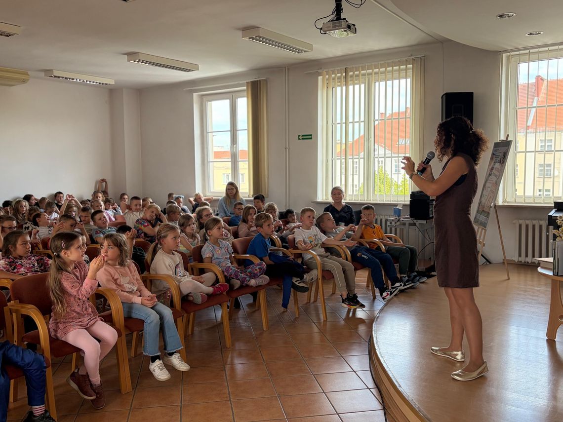 Pszczoły zawitały do biblioteki. Dzieci z "Dwudziestki" poznawały ich niezwykły świat