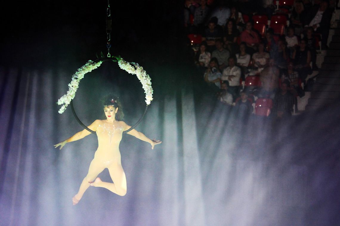 Publiczność w Hali Azoty zabrana w magiczny świat Teatru Ocelot. Spektakl na urodziny miasta. ZDJĘCIA