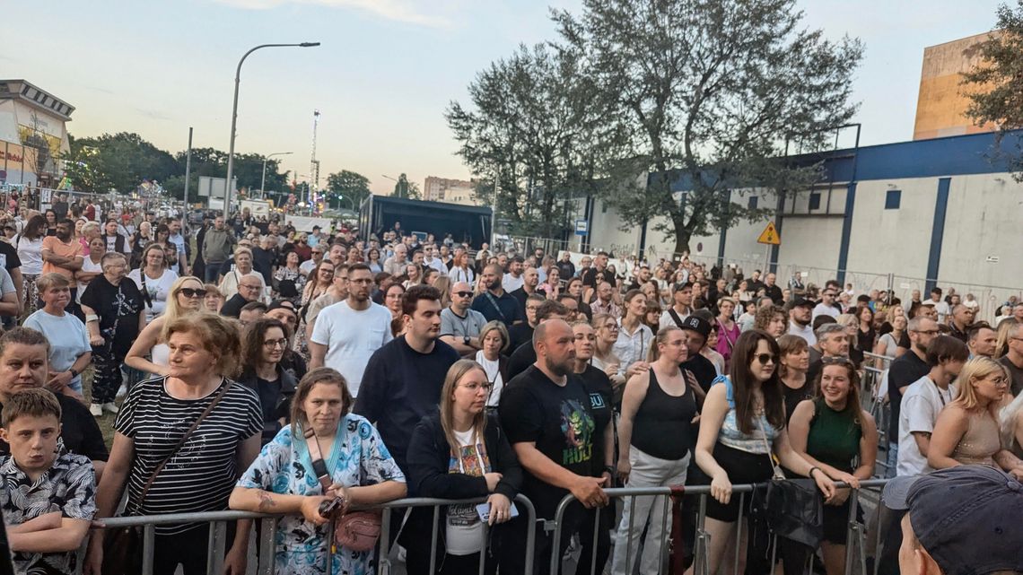 Publiczności przybywa. Zespół Tabu przyciąga mieszkańców pod scenę