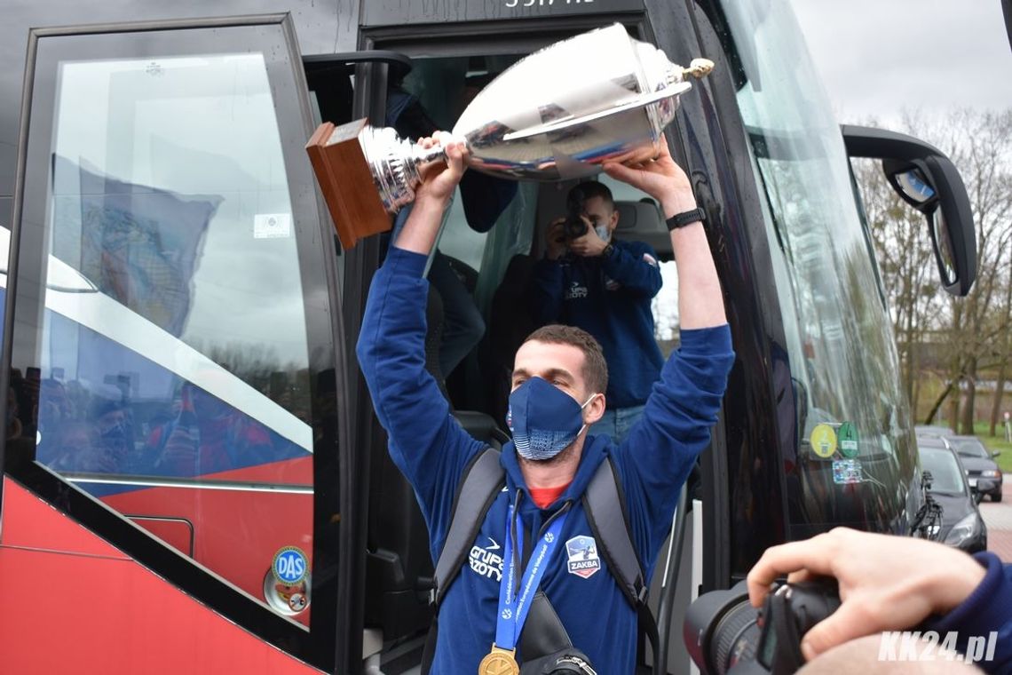 Puchar już w Kędzierzynie-Koźlu! Kibice zgotowali siatkarzom gorące powitanie. FOTOREPORTAŻ