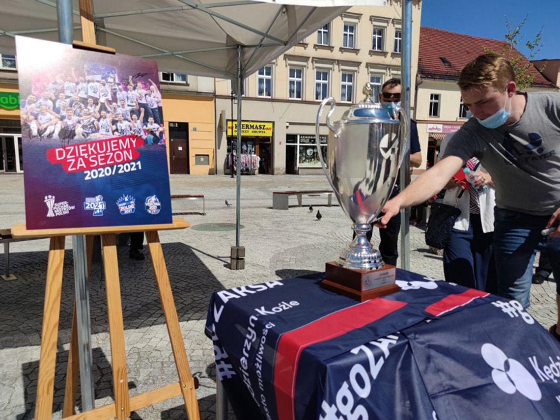 Puchar Ligi Mistrzów na rynku. Mieszkańcy robią sobie zdjęcia z trofeum zdobytym przez ZAKSĘ