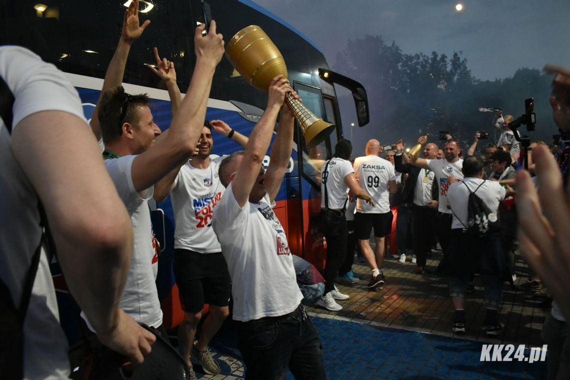 Puchar w Kędzierzynie-Koźlu! Kibice zgotowali siatkarzom gorące powitanie. FOTOREPORTAŻ