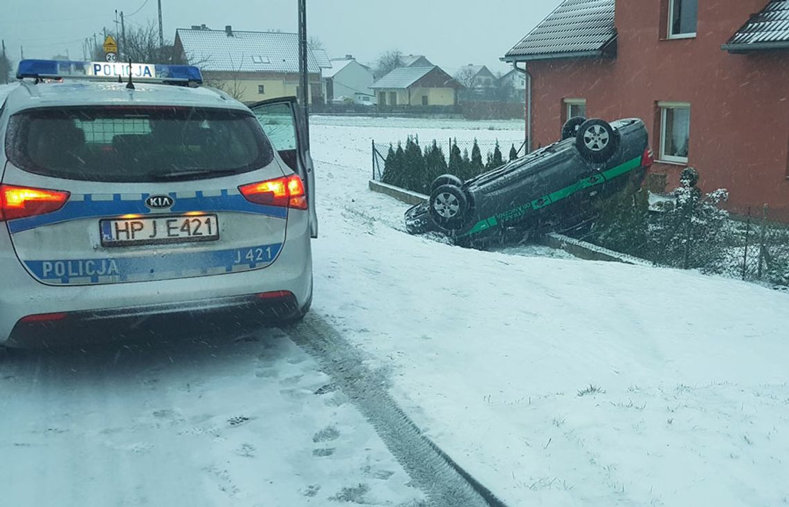 Radiowóz straży granicznej dachował w Reńskiej Wsi. Auto zatrzymało się na ogrodzeniu