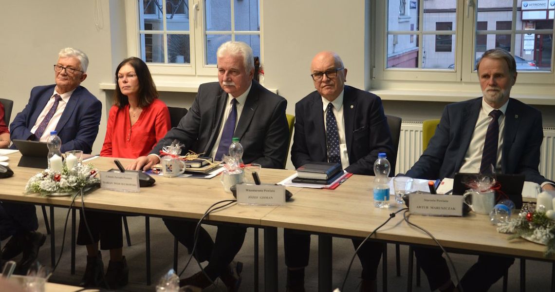 Radni przyjęli budżet powiatu na 2026 rok. Samorząd mocno wesprze rozbudowę szpitala