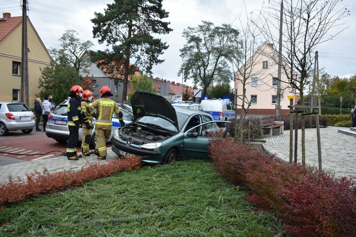 Rajd ulicami Kędzierzyna-Koźla zakończony na placu Pamięci Rodła. Samochód uderzył w budynek i urwał koło. ZDJĘCIA