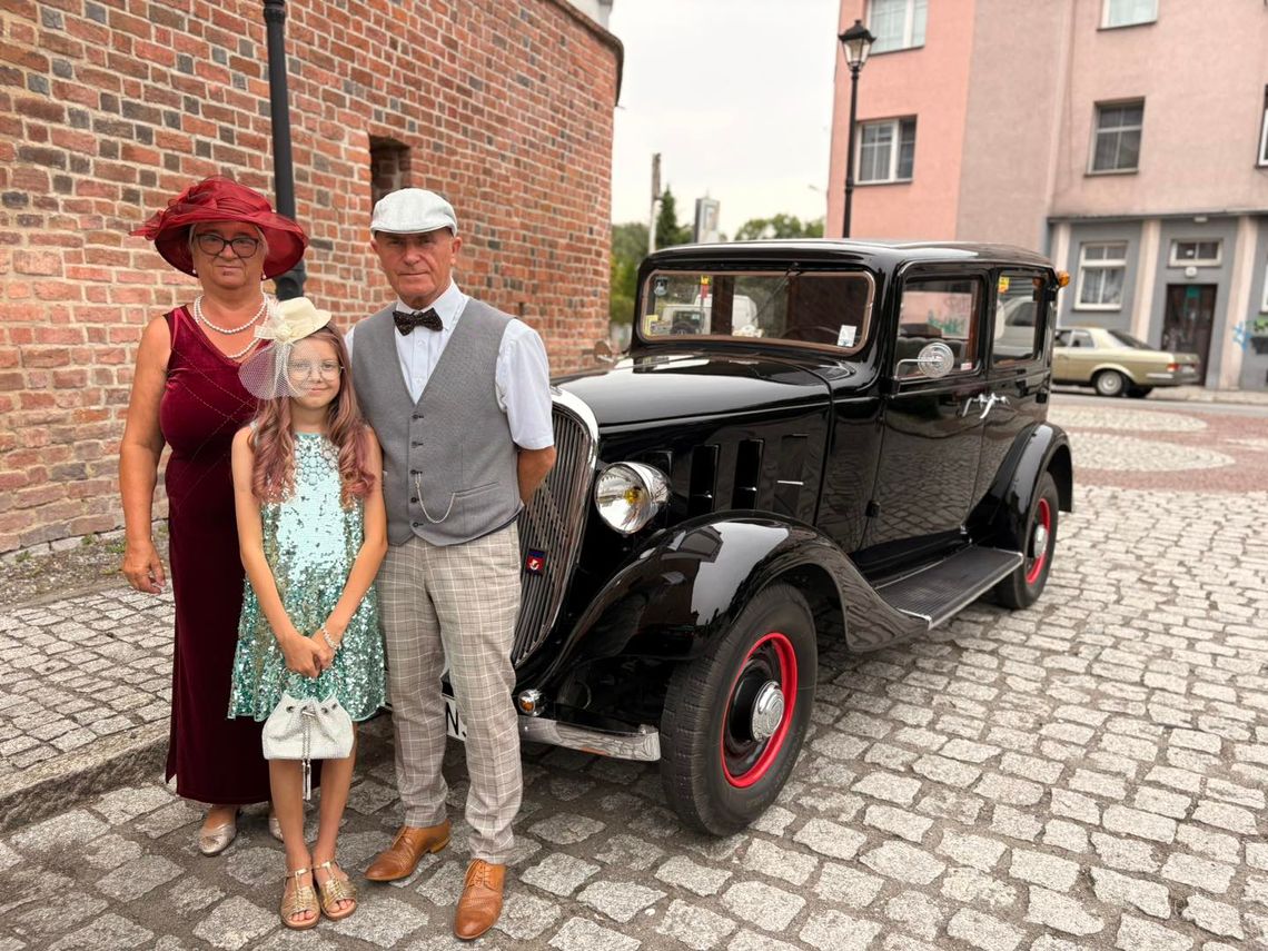 Rajd zabytkowych aut zatrzymał się przy Muzeum Ziemi Kozielskiej. Motoryzacyjne legendy na dziedzińcu