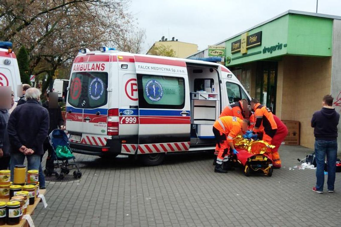 Reanimacja na ulicy. Kobieta nagle straciła przytomność