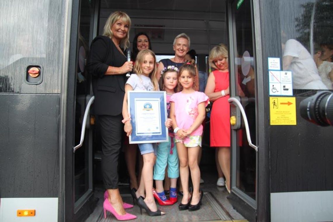 Rekord Polski ustanowiony! Panie w szpilkach tańczyły z Iwoną Pavlović w autobusie MZK. FOTO. WIDEO