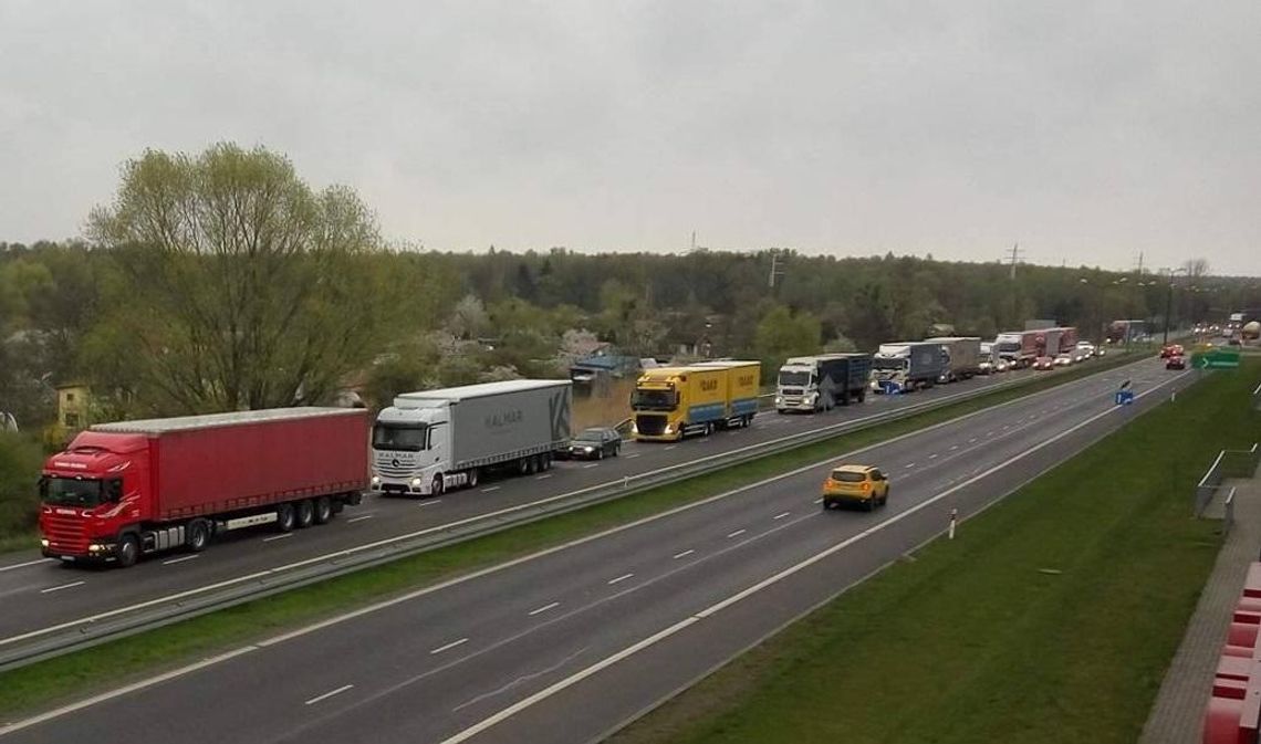 Remont autostrady odbił się na Kędzierzynie-Koźlu. Kierowcy stoją w gigantycznym korku na obwodnicy. WIDEO