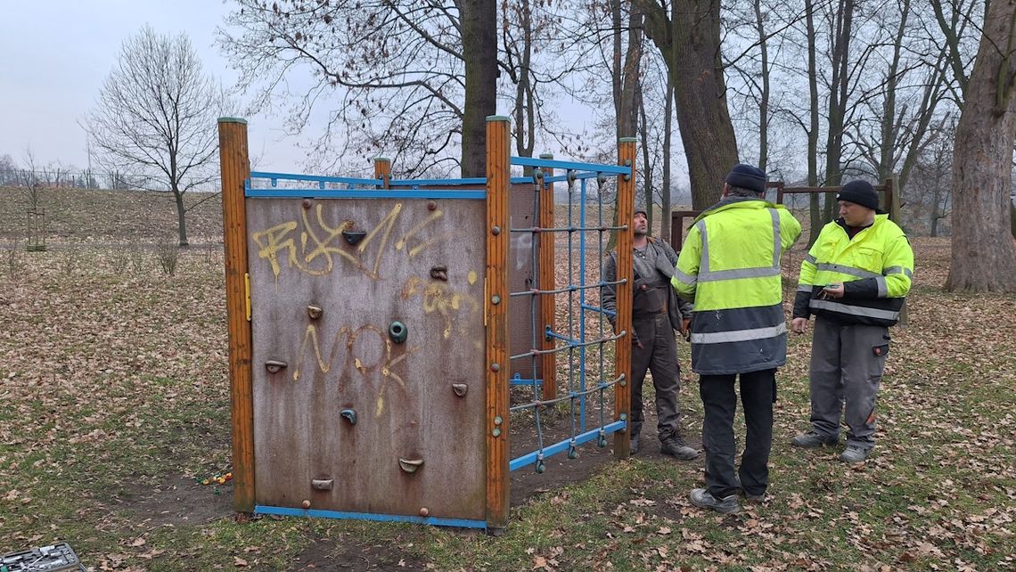 Remont placu zabaw na kozielskich plantach. Będą nowe urządzenia i nasadzenia zieleni. ZDJĘCIA