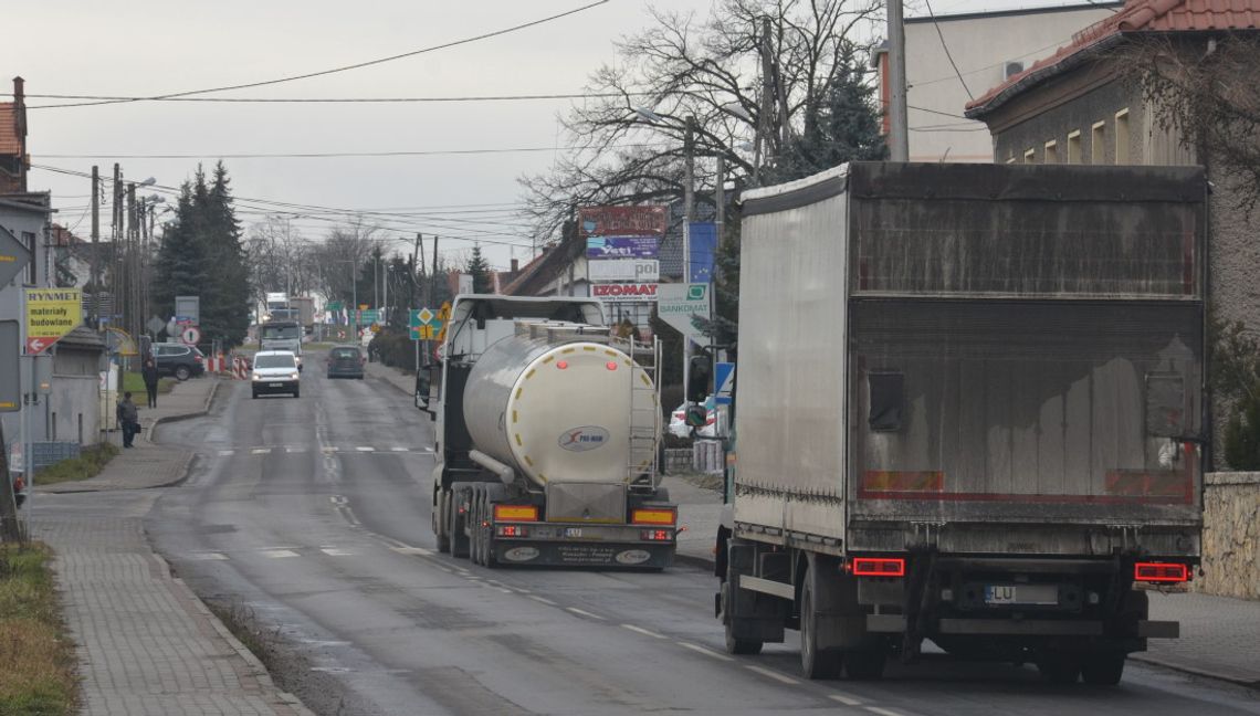 Reńska Wieś chce przebudować byłą drogę wojewódzką. Tiry mają wreszcie zniknąć z centrum wsi