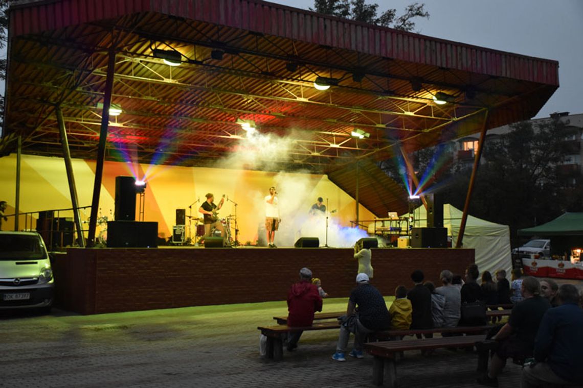 Rockowe pożegnanie lata. Mocne granie na osiedlu Piastów. ZDJĘCIA