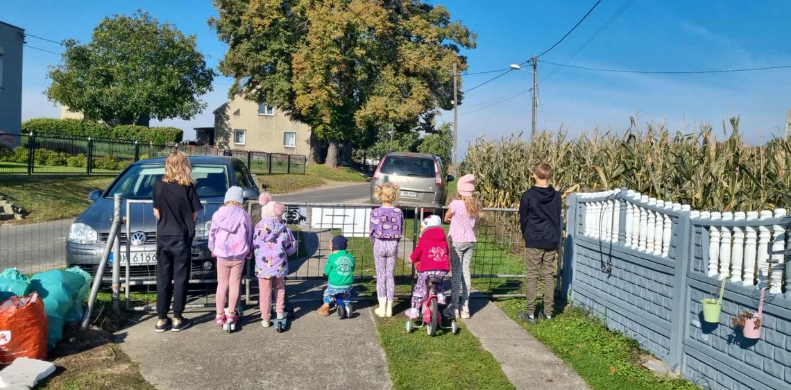 Rodzina Raczyńskich otworzyła zbiórkę na nową bramę. Potrzebne wsparcie, by dzieci czuły się bezpiecznie