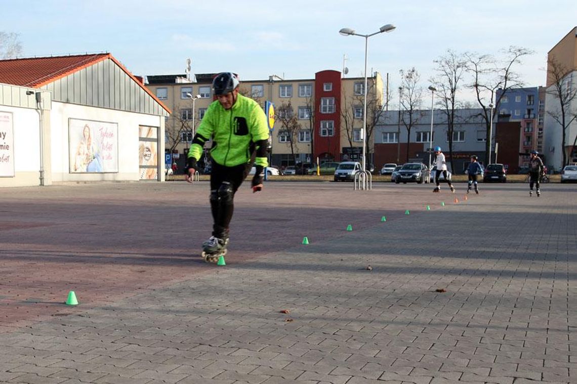 Rodzinny tor rolkarski na pustym parkingu Lidla. Dobra strona niedzieli bez handlu