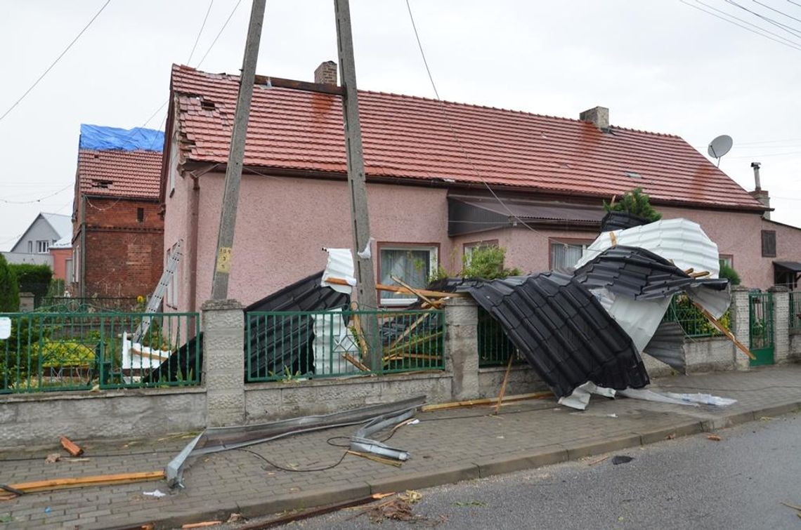 Rogi po nawałnicy. Strażacy i mieszkańcy osiedla mają pełne ręce roboty. Trwa liczenie strat