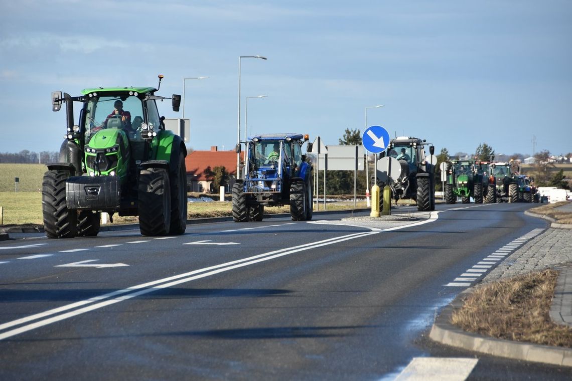 Rolnicy wyjechali na drogi powiatu! Sprzeciwiają się napływowi towarów z Ukrainy i przepisom Zielonego Ładu